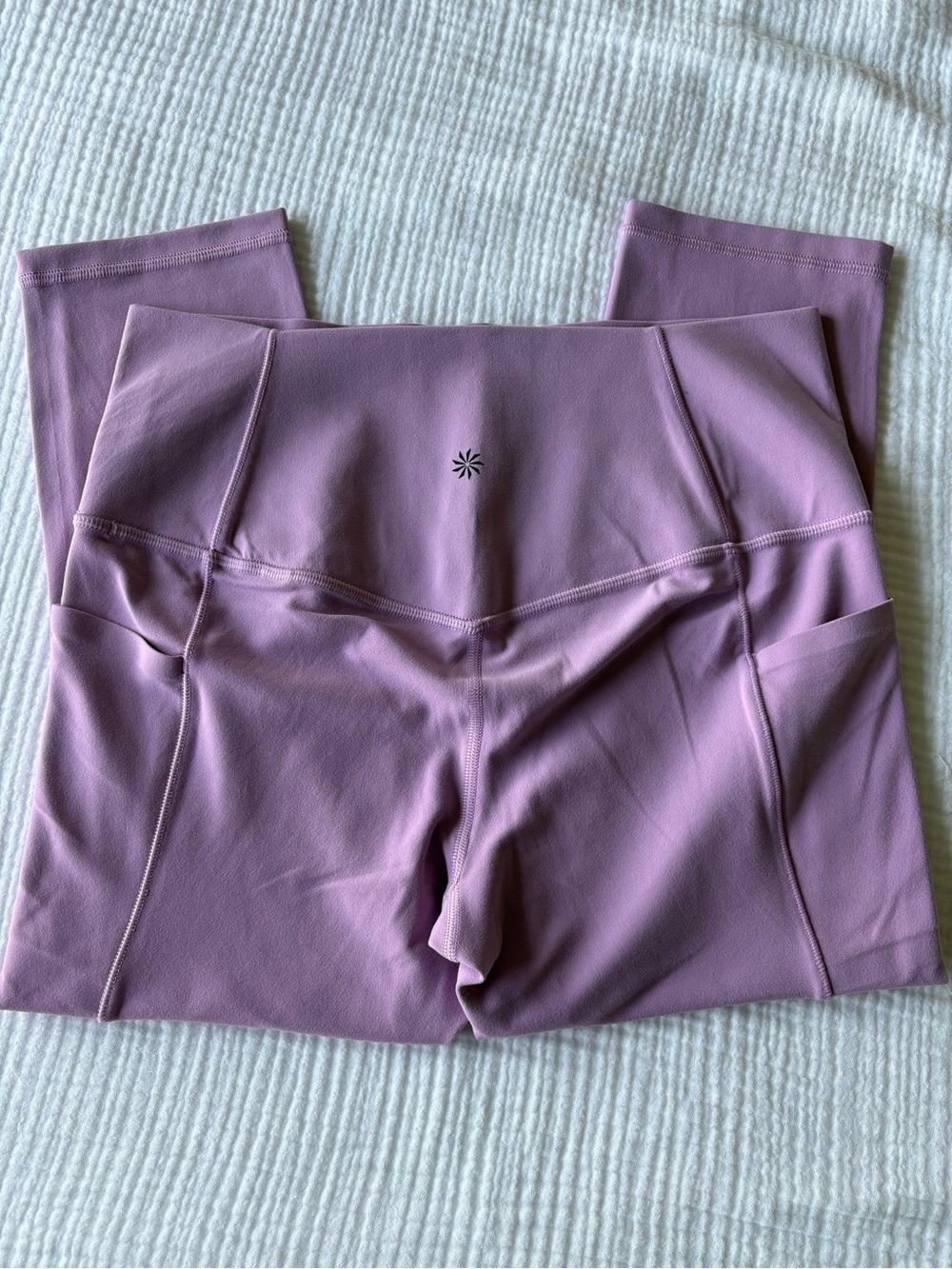 NWOT Athleta Salutation Stash Pocket II Capri in size M